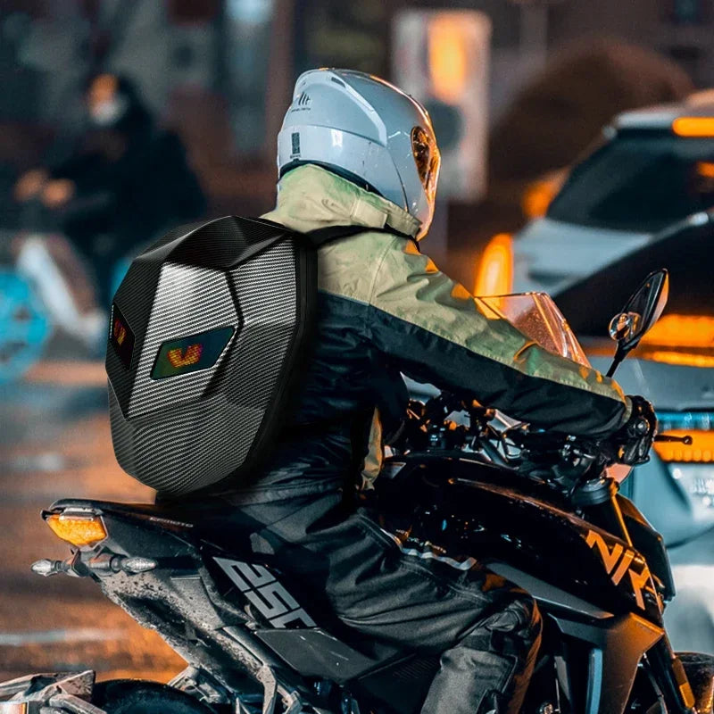 Sac Hard-Shell Moto Loy – Armure Étanche & Finition Carbone